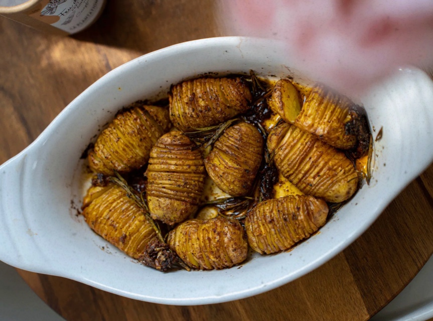 Hasselback-pecene-zemiaky-na-harmoniku-narezane-zemiaky-kampotske-korenie